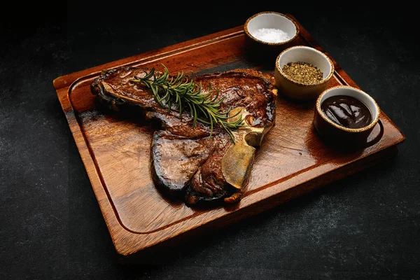 Bone Steak Grillezett Tökéletes Rozmaringgal Fűszerekkel Sötét Táblán — Stock Fotó