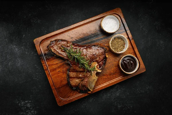 Bone Steak Grillezett Tökéletes Rozmaringgal Fűszerekkel Sötét Táblán — Stock Fotó