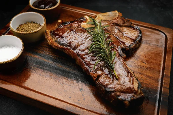Bone Steak Grilovaný Dokonalosti Rozmarýnem Kořením Tmavé Dřevěné Desce — Stock fotografie
