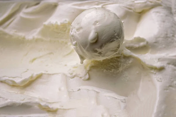 Dondurmanın Arka Planında Bir Kepçe Dondurma Doluyor — Stok fotoğraf