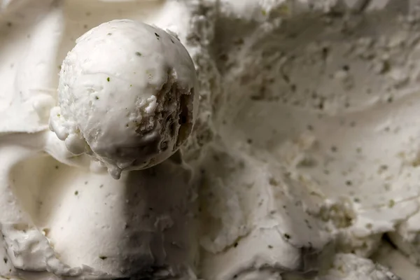 Eine Kugel Eiscremefüllung Mit Pistazien Nahaufnahme Auf Einem Hintergrund Von — Stockfoto