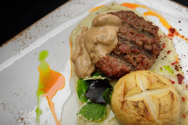 Beefsteak Perfection Avec Sauce Aux Champignons Pommes Terre Cuites Four — Photo