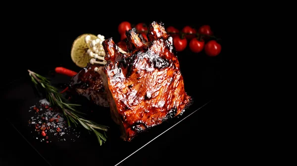 맛있는 돼지고기 갈비와 토마토 허브등검은 — 스톡 사진