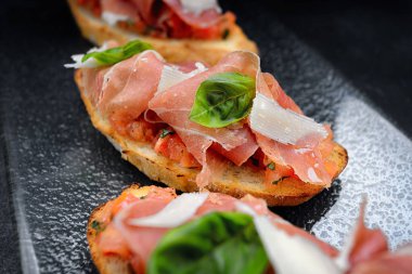 Kızarmış bruschetta üzerine parmesan peyniri ve füme somon.