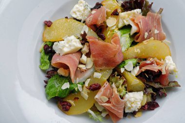 Klasik armut, jambon, peynir ve fındık salatası.