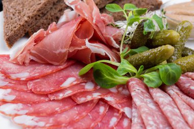 Ağız sulandıran Et Tabağı Jambon, Sosis ve Ekmek