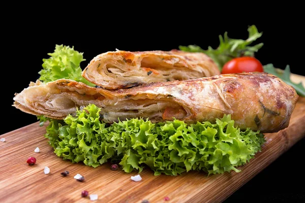 Pão Crocante Lavash Envolto Queijo Suluguni Derretido Salada Fresca — Fotografia de Stock
