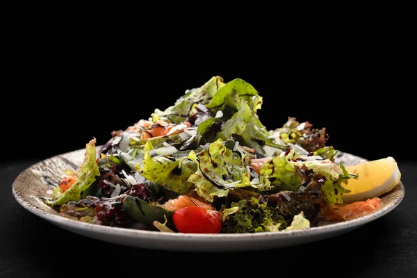 Salada Fresca Com Salmão Defumado Queijo Sarmesão Legumes — Fotografia de Stock
