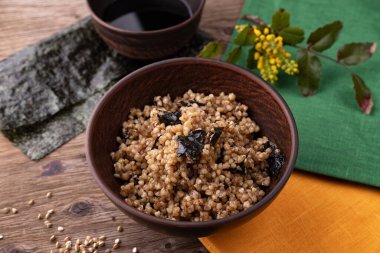 Vejetaryen karabuğday lapası, nori ve soya soslu.