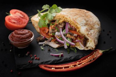 Taze et, taze sebze ve aromatik baharatla doldurulmuş lezzetli pide.