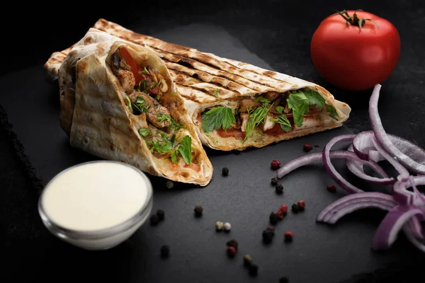 Viande Juteuse Légumes Frais Enveloppés Dans Shawarma Classique Servi Avec — Photo