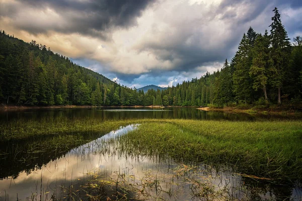 美しい山の景色と穏やかな空の中で静かな湖 — ストック写真