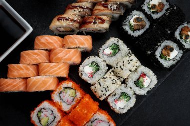 Bir sürü rulo ve soslu nefis suşi.