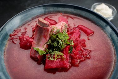 Domuz pirzolası, yeşillik ve ekşi kremayla nefis Ukrayna çorbası.