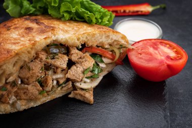 Klasik et ve sebzeli pide soslu ve taze domatesli