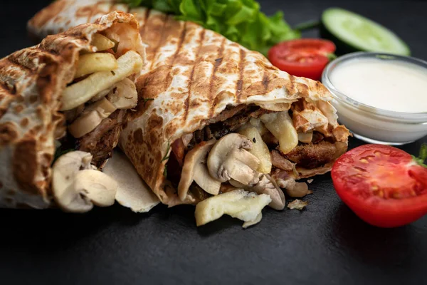 Flavorful Shawarma Featuring Tender Meat Mushrooms Potatoes Mouthwatering Sauce Topped — Stock Photo, Image