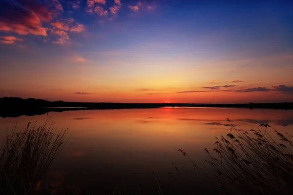 Красивый Закат Облаками Водой Переднем Плане — стоковое фото