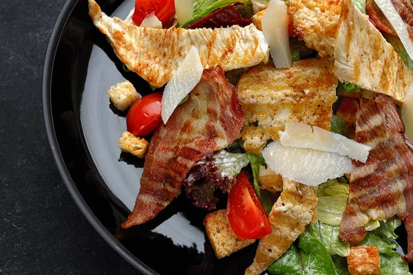 Köstlicher Caesar Salat Mit Knusprigem Speck Gegrilltem Huhn Und Parmesan — Stockfoto