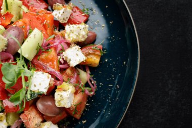 Yunan salatasını çok güzel bir şekilde yakın planda sundum.