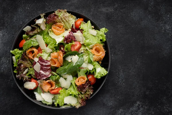 stock image deliciously crafted salad with salmon, Parmesan, tomatoes, and mixed greens