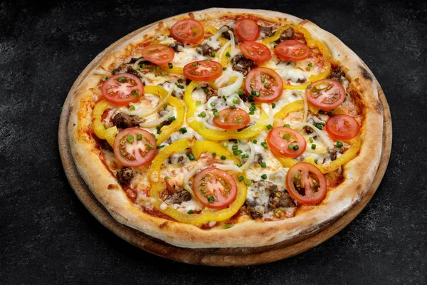 Deliciosamente Rematado Pizza Con Queso Carne Tomates Cebollas Pimientos Sobre —  Fotos de Stock