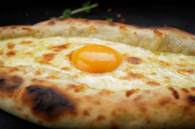 Yumurta ve peynirli Adjaran stili khachapuri, ağız sulandırıcı bir yakın plan.