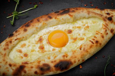 Yumurta ve peynirli Adjaran stili khachapuri, ağız sulandırıcı bir yakın plan.