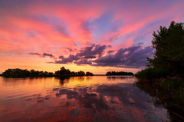 Красивый Пейзаж Украшенный Ярко Красными Облаками Водянистым Отражением Восходом Солнца — стоковое фото