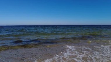 Ağır çekim, deniz manzarası, el değmemiş su, bulutsuz mavi gökyüzü, rüya gibi deniz manzarası.