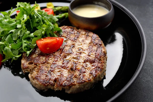 Grilovaný Vepřový Steak Omáčkou Rukolou Rajčaty — Stock fotografie