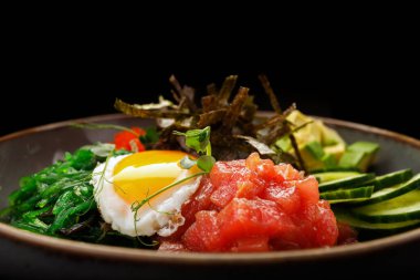 Uçan balık yumurtası, et, balık ve nori ile doldurulmuş deniz yosunu.