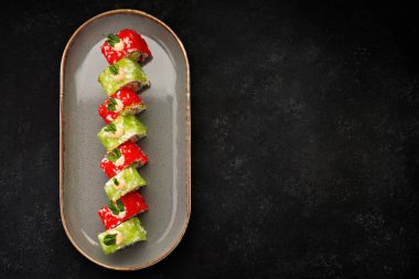 Zarif uçan balık yumurtası ile kaplı nefis suşi rulosu.