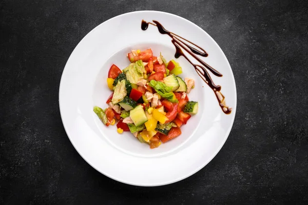 Bunter Und Gesunder Salat Mit Huhn Und Frischem Gemüse — Stockfoto