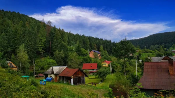 Village Ukrainien Pittoresque Entouré Montagnes Forêts Luxuriantes — Photo