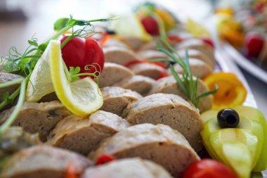 Ağız sulandıran doldurulmuş balık tabağı ziyafet masasında sergileniyor.