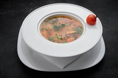 Domatesli, sarımsaklı ve baharatlı kırmızı balık kulağı