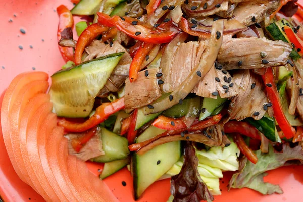 肉とサラダ 新鮮な野菜と黒ゴマ — ストック写真