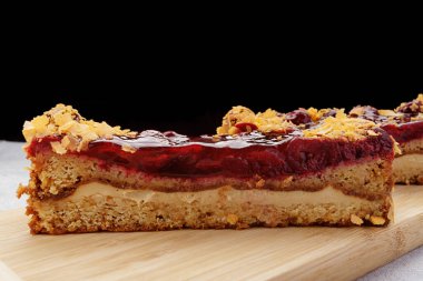 Vişneli turta, tahtaya yakın plan, koyu arka plan.