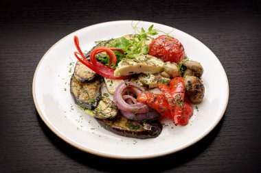 Izgara sebze ve ızgara mantar. Baharatlı tabak.