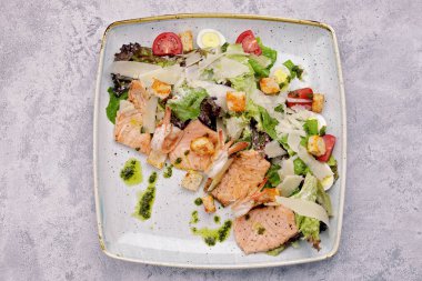 Deniz ürünleri ve salata karışımının iştah açıcı salatası. karides, somon, kraker, peynir