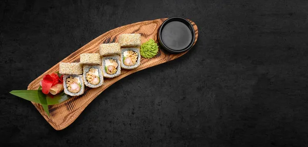 经典寿司卷与海鲜 芥末和生姜 深色背景 水平横幅 — 图库照片