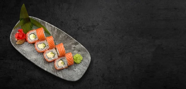 Rollo Sushi Clásico Con Mariscos Salsa Soja Wasabi Jengibre Fondo Imagen de archivo