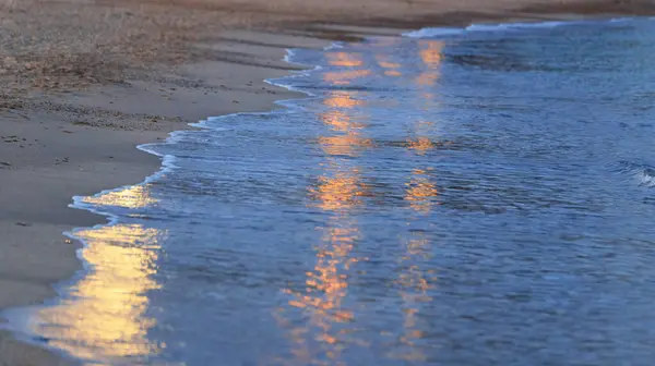 Ruhiger Abend Meer Surfen Mit Spiegelungen Wasser — Stockfoto