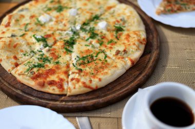 Tahtada, masanın üstünde 4 peynirli pizza. sokak yemekleri