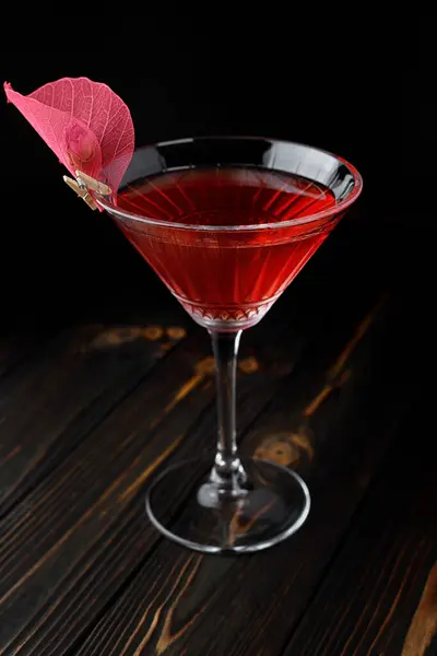 Roter Cocktail Mit Rosendekoration Einem Martini Glas Auf Dunklem Holzhintergrund — Stockfoto