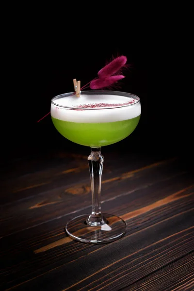 Grüner Cocktail Cocktailglas Mit Dekorationen Auf Dunklem Holzhintergrund — Stockfoto