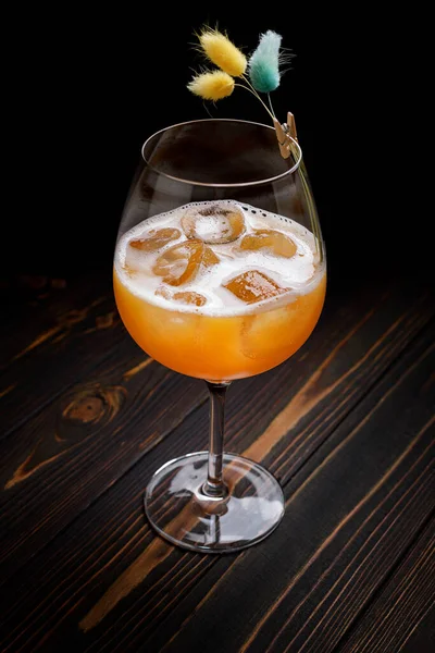 Πορτοκαλί Cocktail Cocktail Ποτήρι Πάγο Και Κίτρινη Μπλε Διακόσμηση Σκούρο — Φωτογραφία Αρχείου