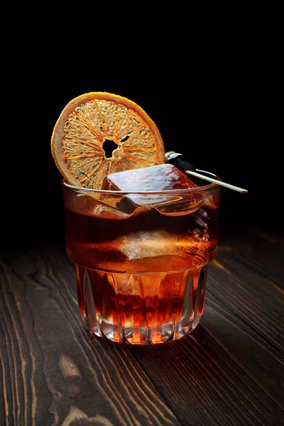 Cocktail Whisky Bicchiere Whisky Con Ghiaccio Decorazioni Fondo Legno Scuro Foto Stock Royalty Free