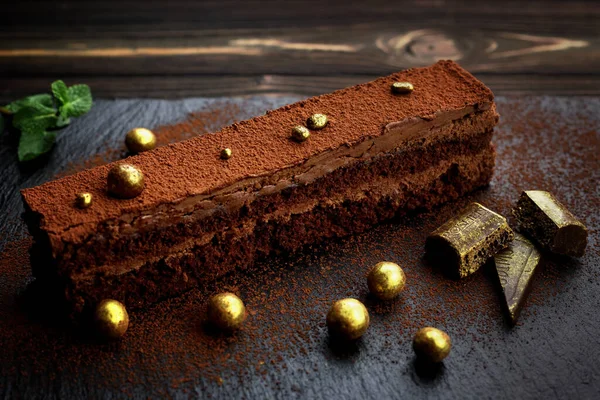 Шоколадний Десерт Вершками Какао Чорному Камені Ятою Шматочками Шоколаду Дерев — стокове фото