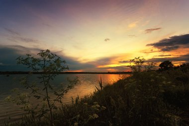 Gün batımlı güzel manzara, gölde gün doğumu.